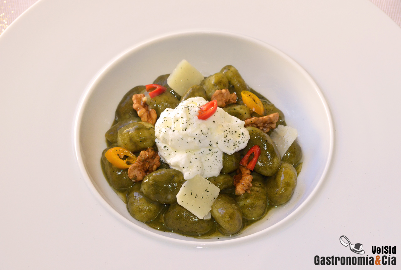 Ñoquis con crema de plancton, nueces y ricotta