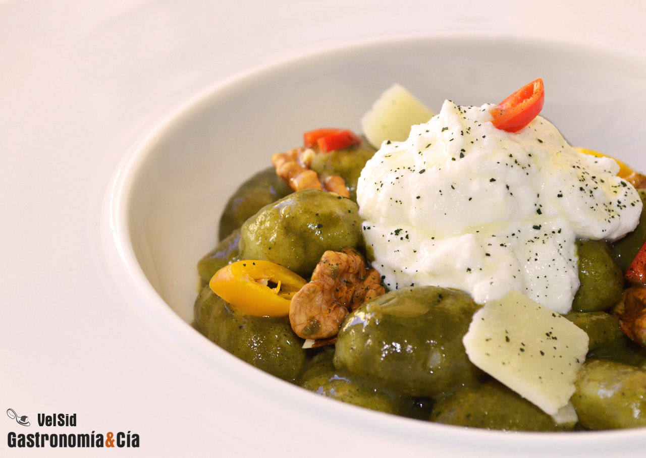 Ñoquis con crema de plancton, nueces y ricotta