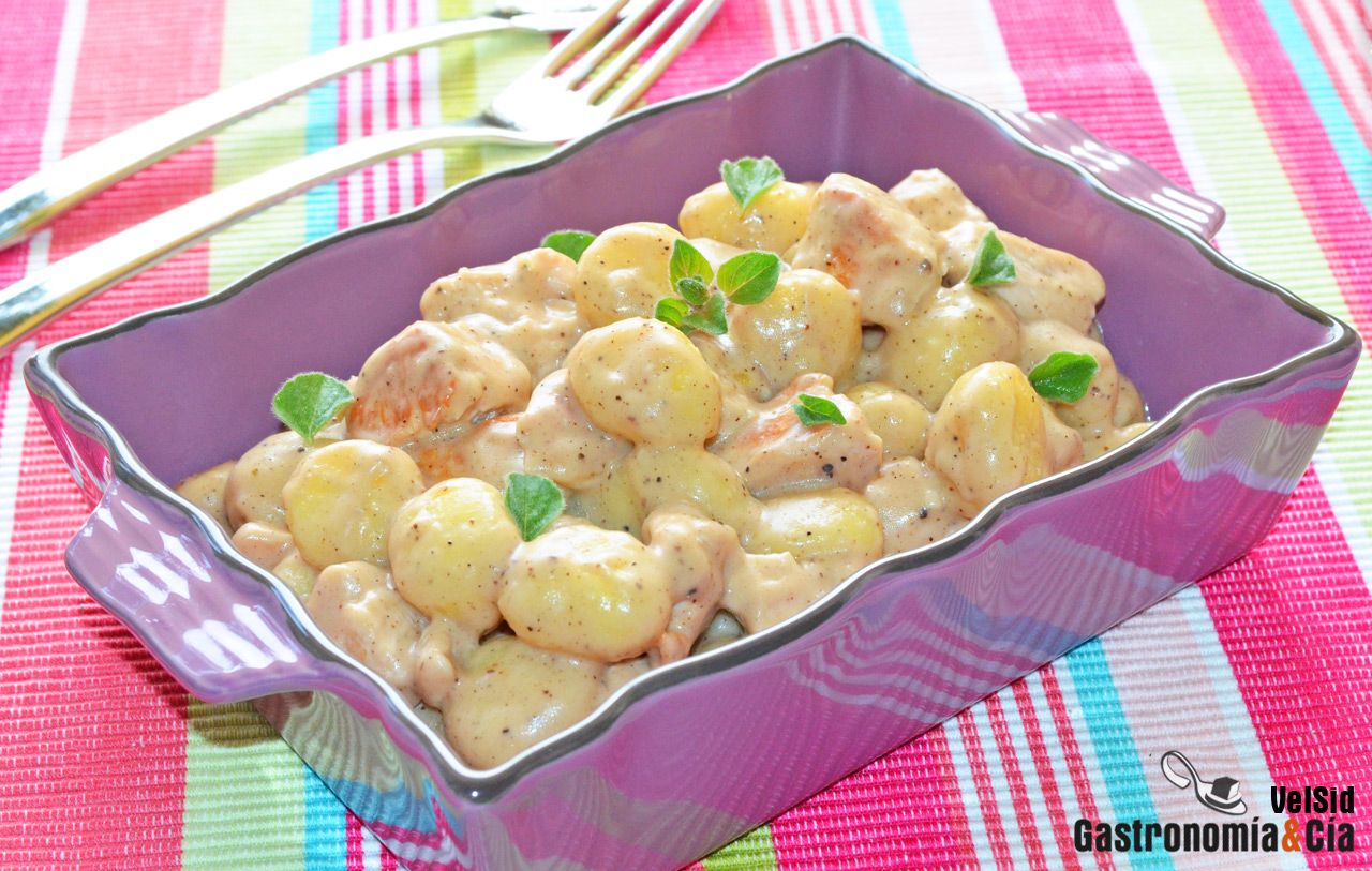 Ñoquis con pollo y salsa de cinco pimientas