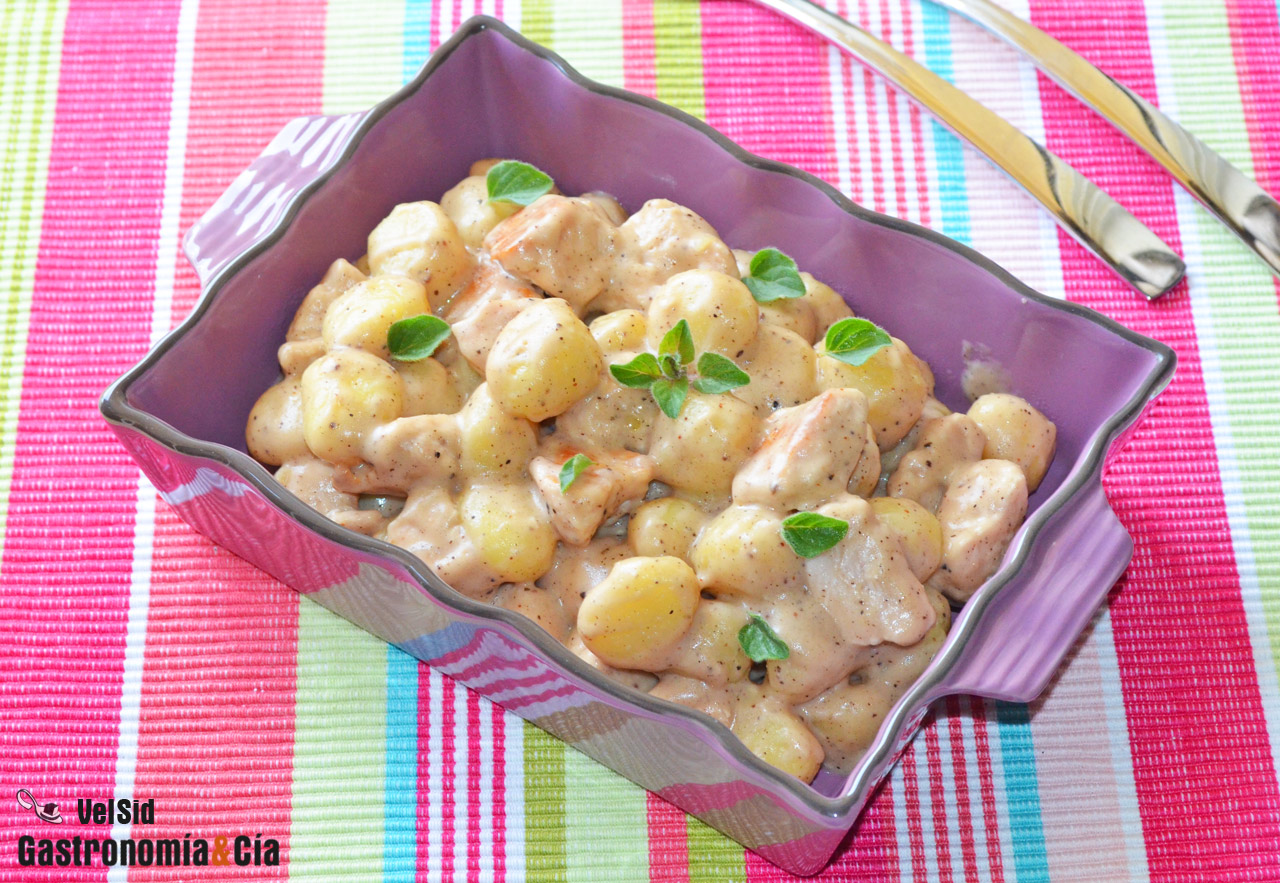 Ñoquis con pollo y salsa de cinco pimientas