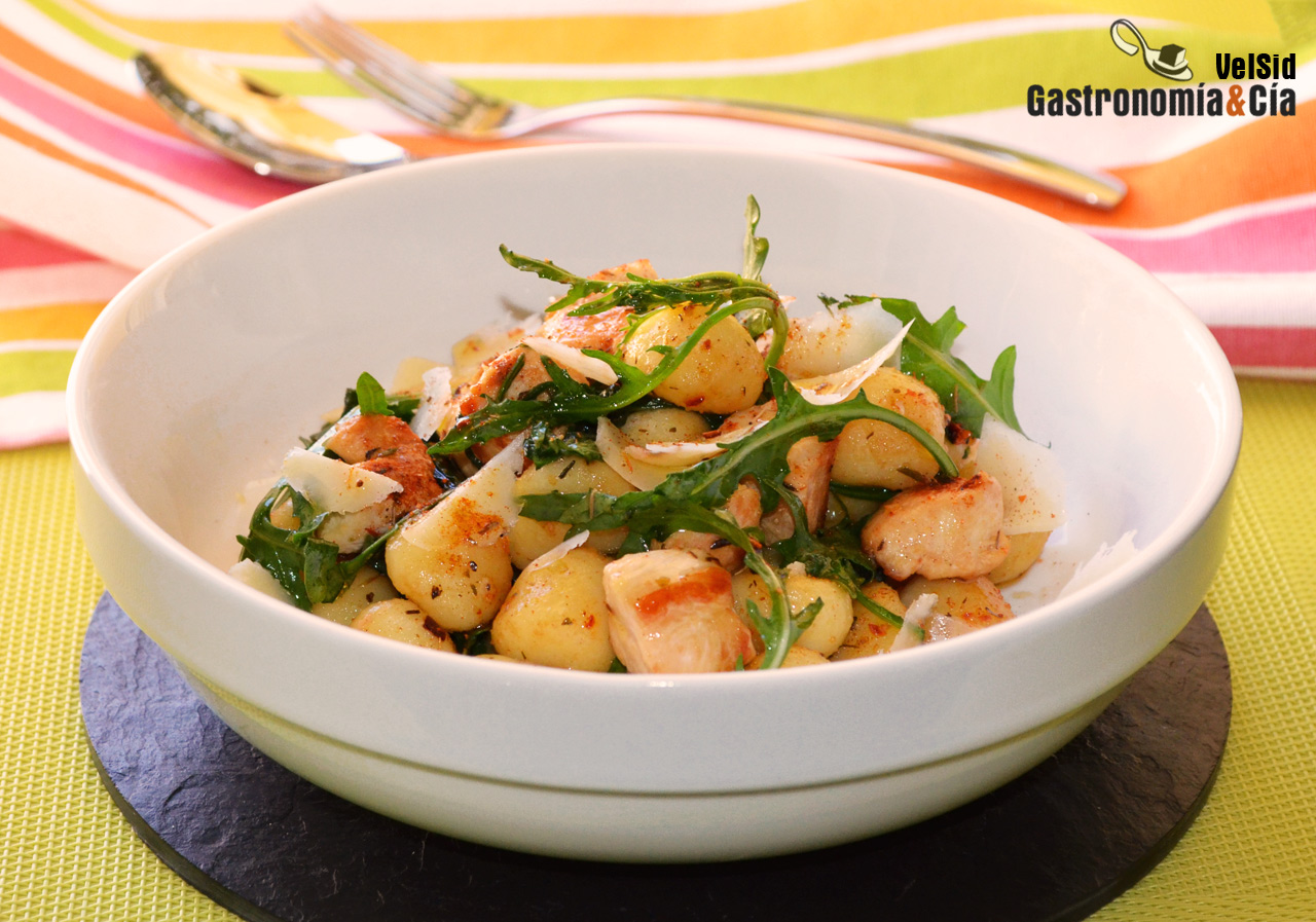 Ñoquis con pollo y rúcula