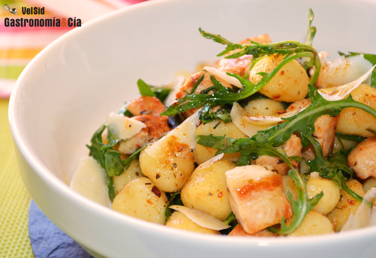 Ñoquis con pollo y rúcula