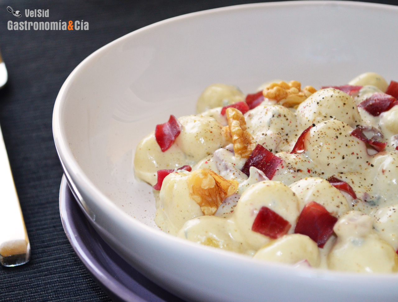 Ñoquis con salsa de queso azul, cecina y nueces