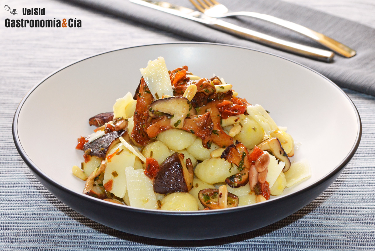 Ñoquis con rebozuelos, shiitake y vinagreta de tomate s