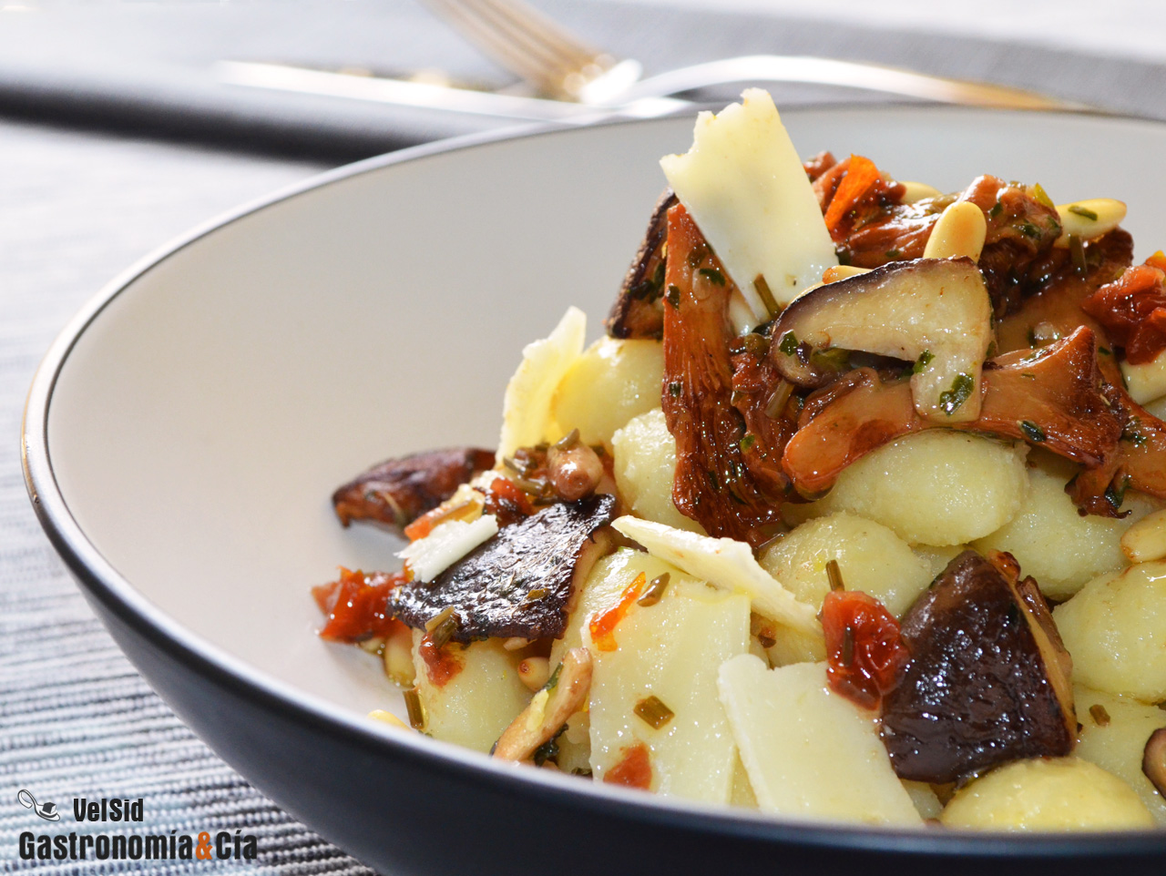Ñoquis con rebozuelos, shiitake y vinagreta de tomate s