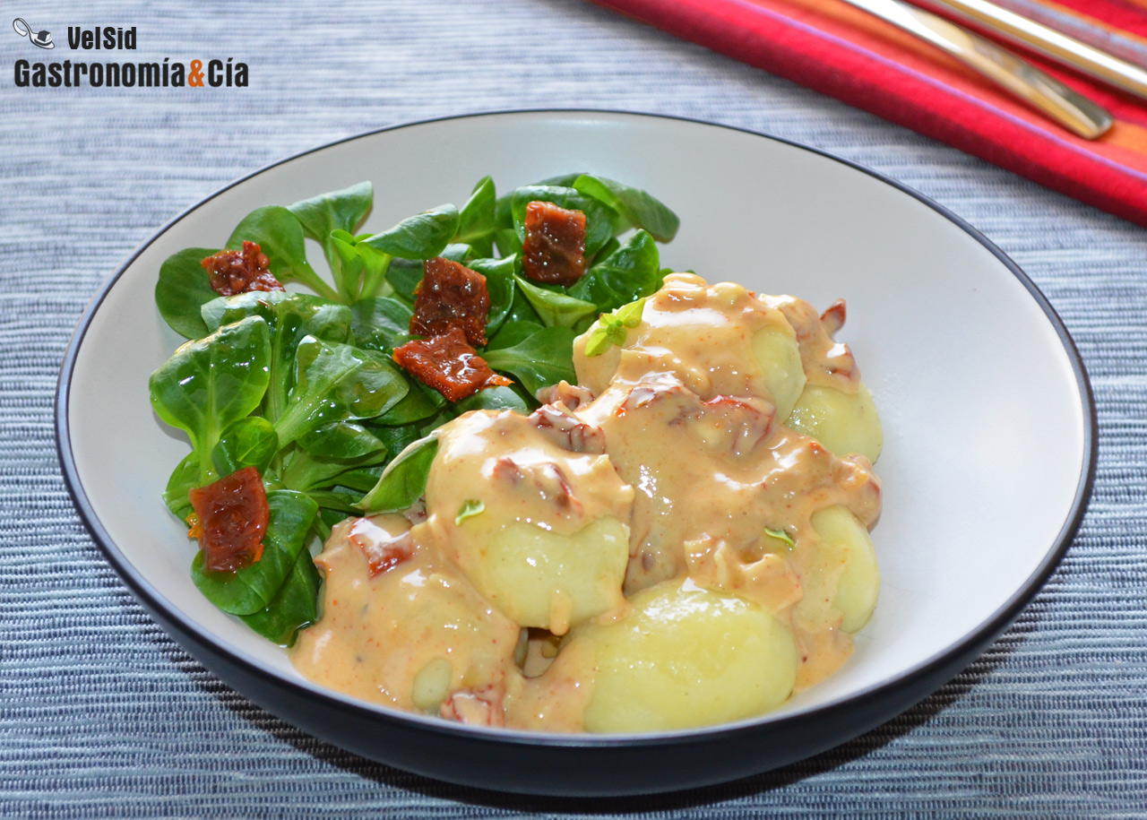 Ñoquis rellenos con salsa de queso de cabra y tomate se