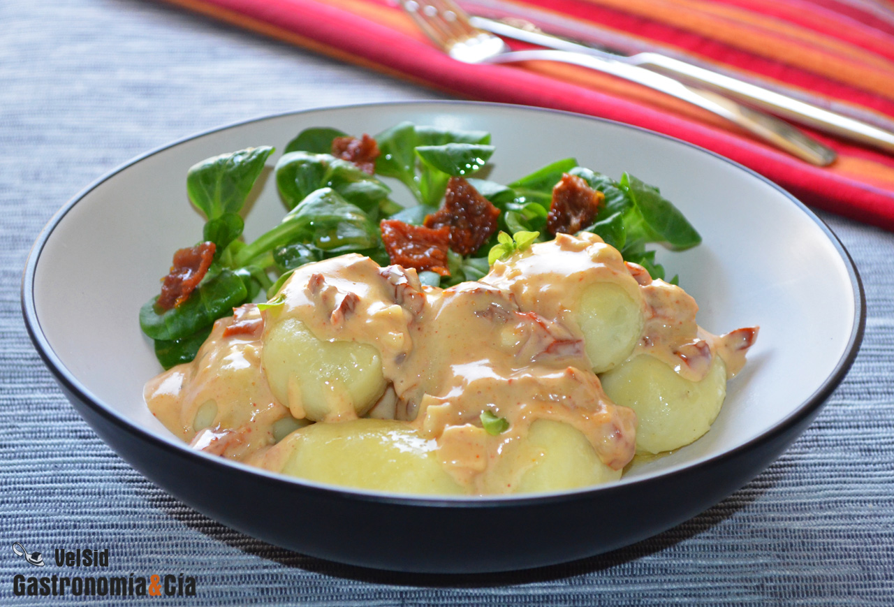 Ñoquis rellenos con salsa de queso de cabra y tomate se