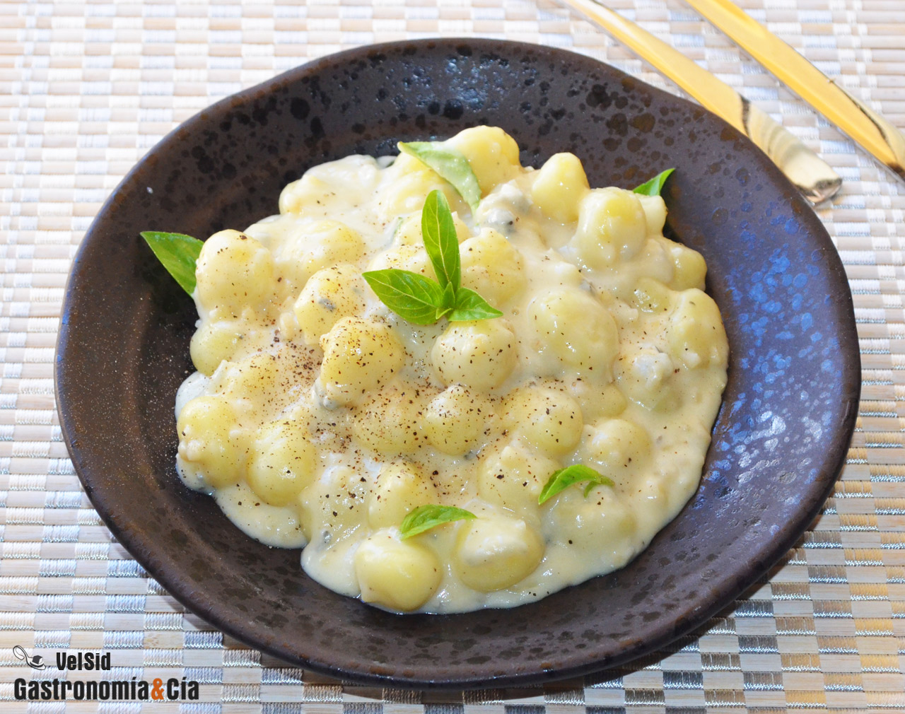 Ñoquis con salsa gorgonzola y albahaca