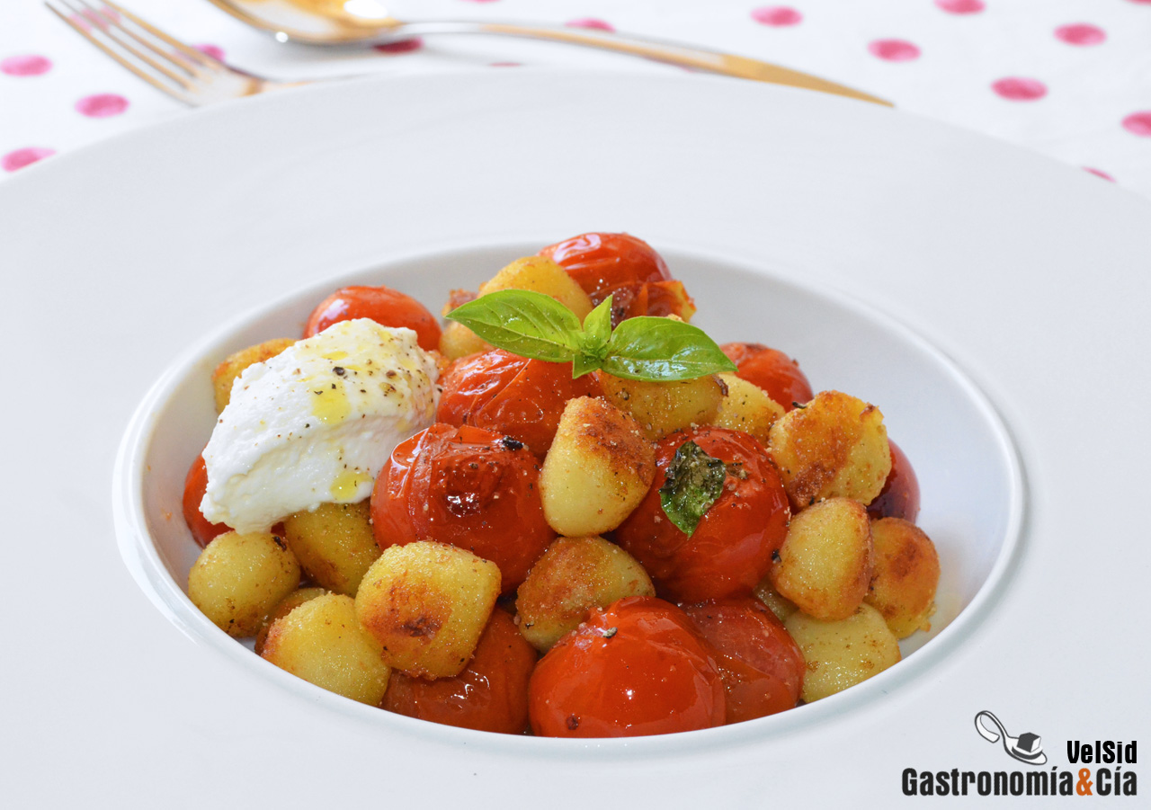 Ñoquis a la sartén con tomates y ricotta