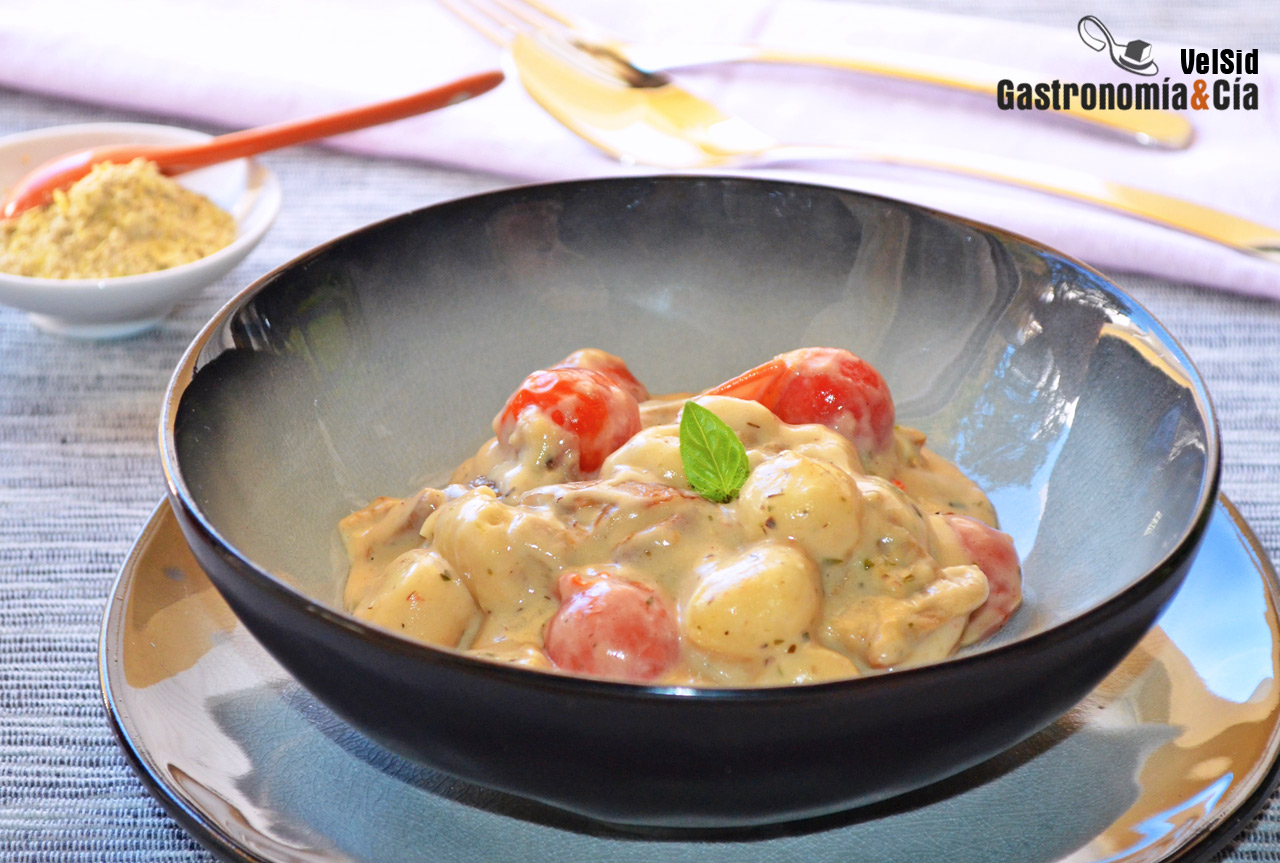 Ñoquis con salsa cremosa de setas de cardo y tomates