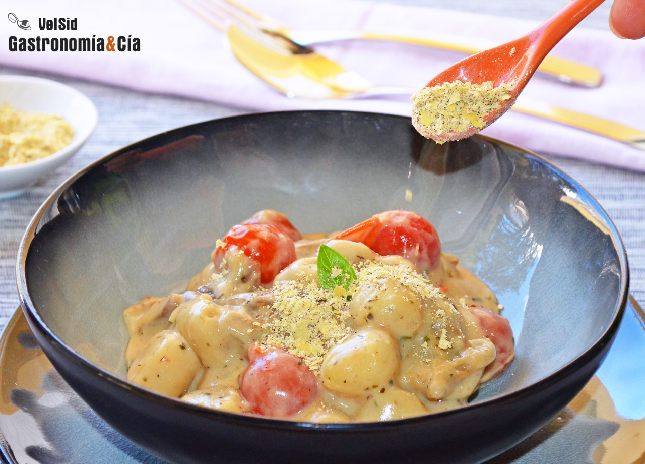 Ñoquis con salsa cremosa de setas de cardo y tomates