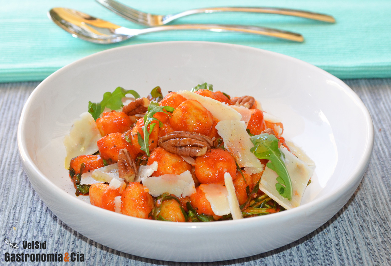 Ñoquis con salsa de tomate y aove, rúcula y parmesano