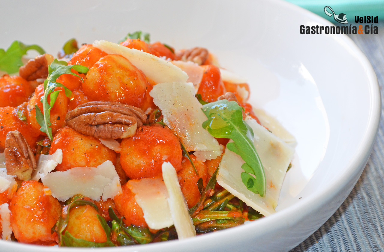 Ñoquis con salsa de tomate y aove, rúcula y parmesano