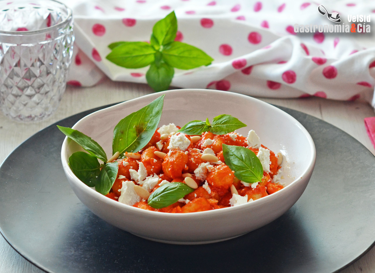 Gnocchi con tomate y ricota salada
