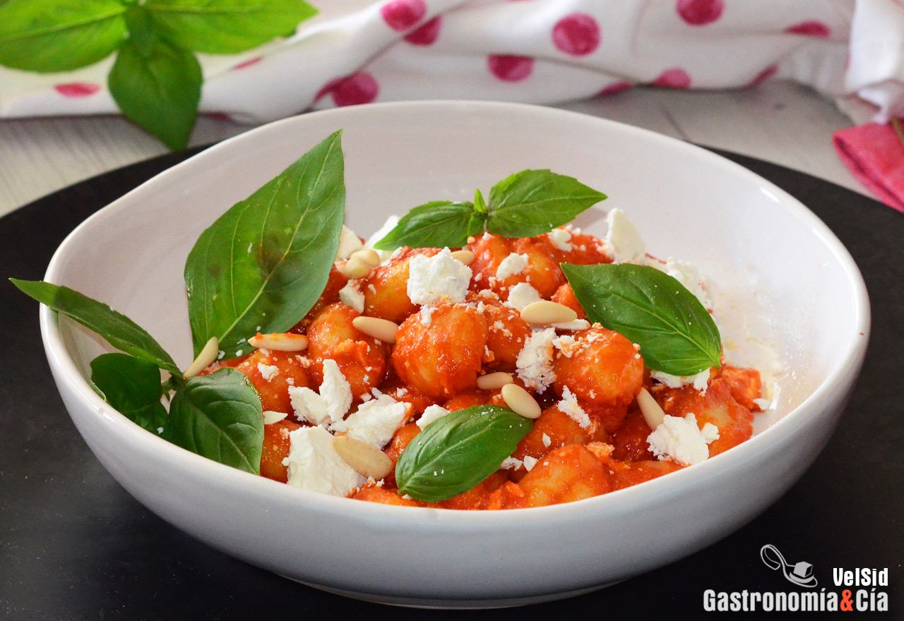 Gnocchi con tomate y ricota salada