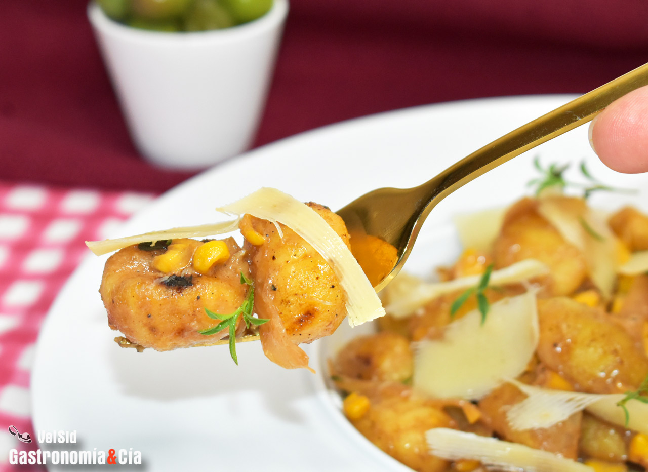 Gnocchi tostados con maíz, cebolla caramelizada y parme