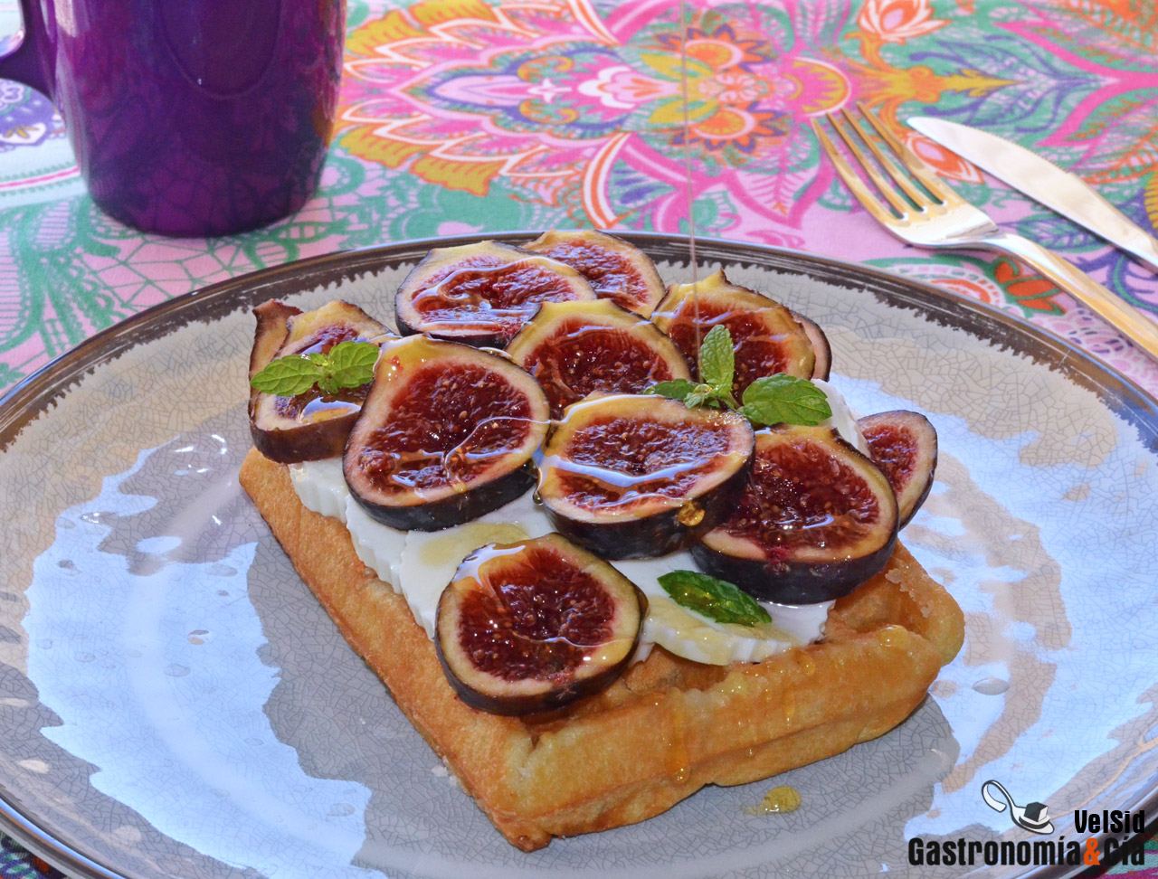 Gofres con queso fresco, higos y miel