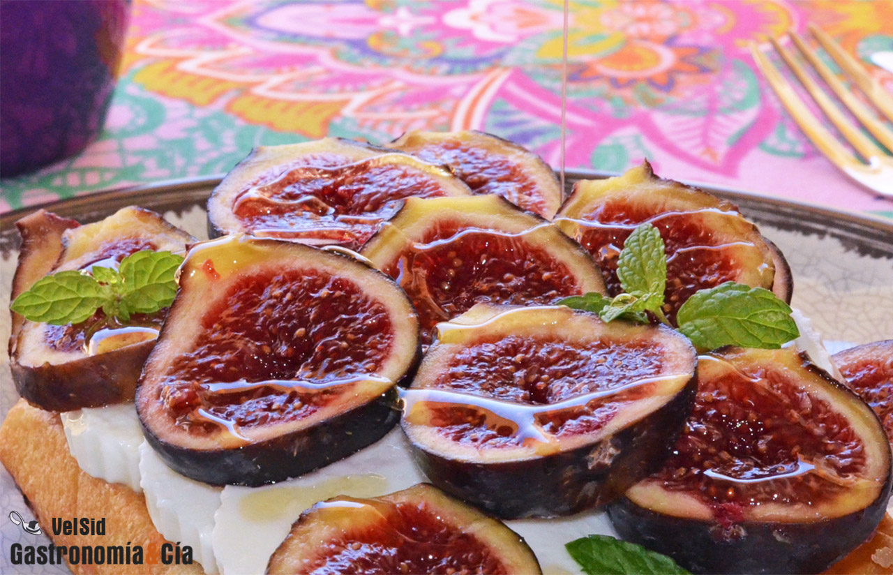 Gofres con queso fresco, higos y miel