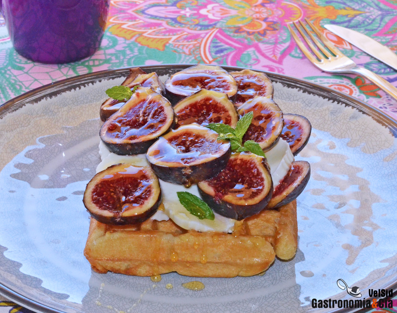 Gofres con queso fresco, higos y miel