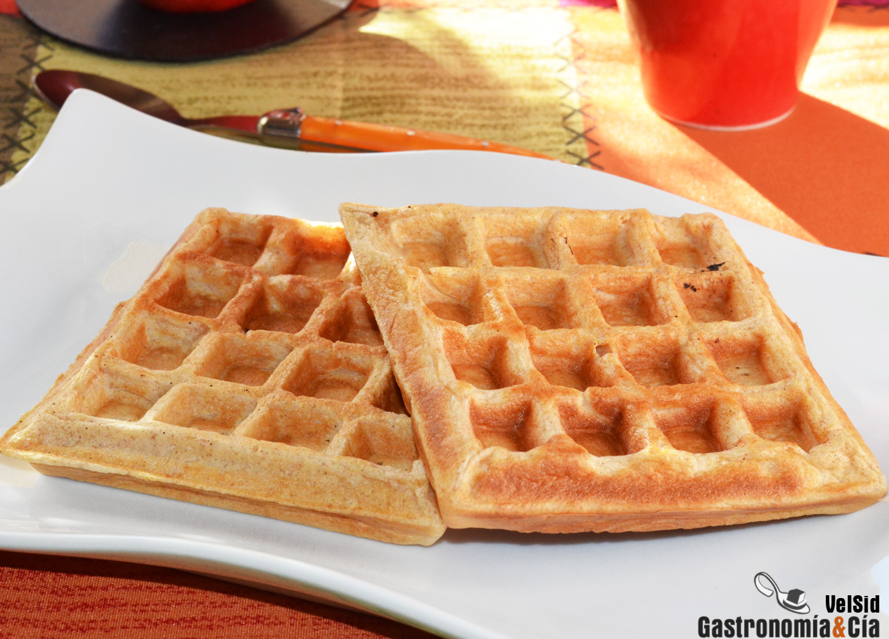 Gofres de espelta con tartinade de plátano y cacahuete