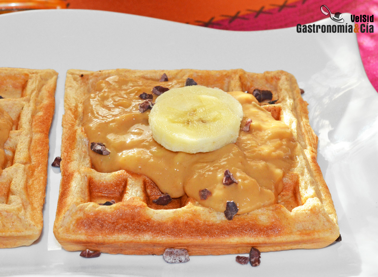 Gofres de espelta con tartinade de plátano y cacahuete