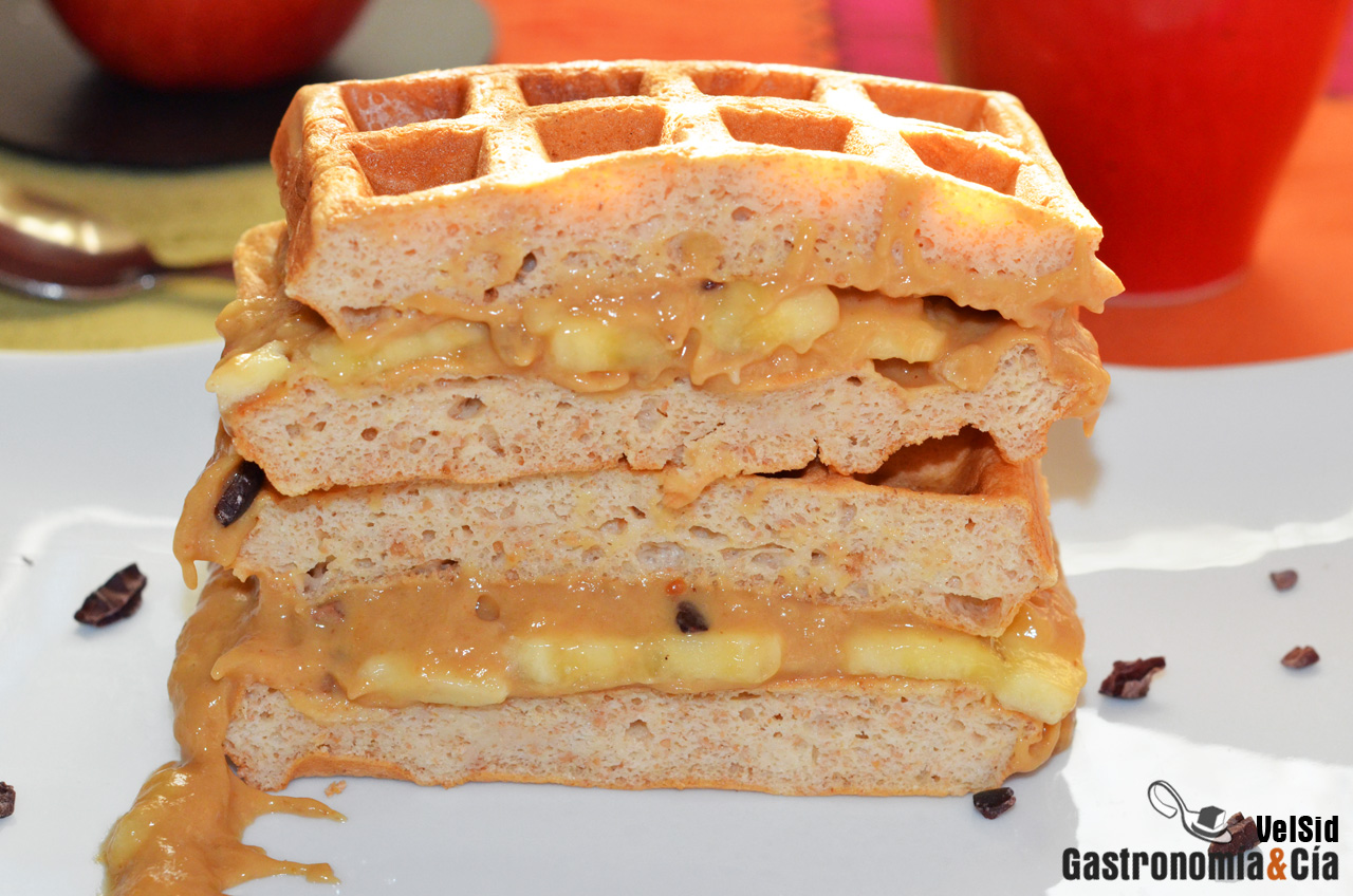 Gofres de espelta con tartinade de plátano y cacahuete
