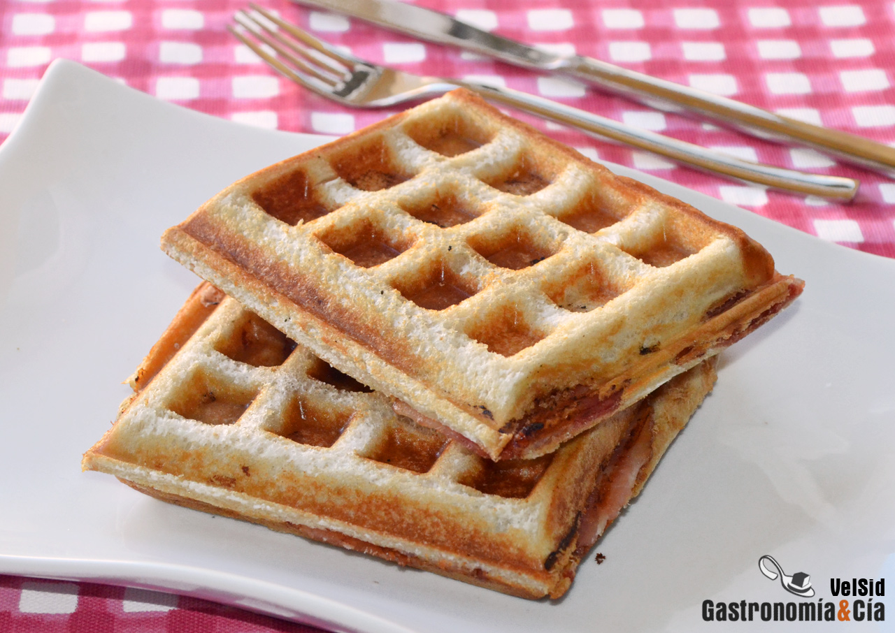 Sándwich de bacon con queso en gofrera