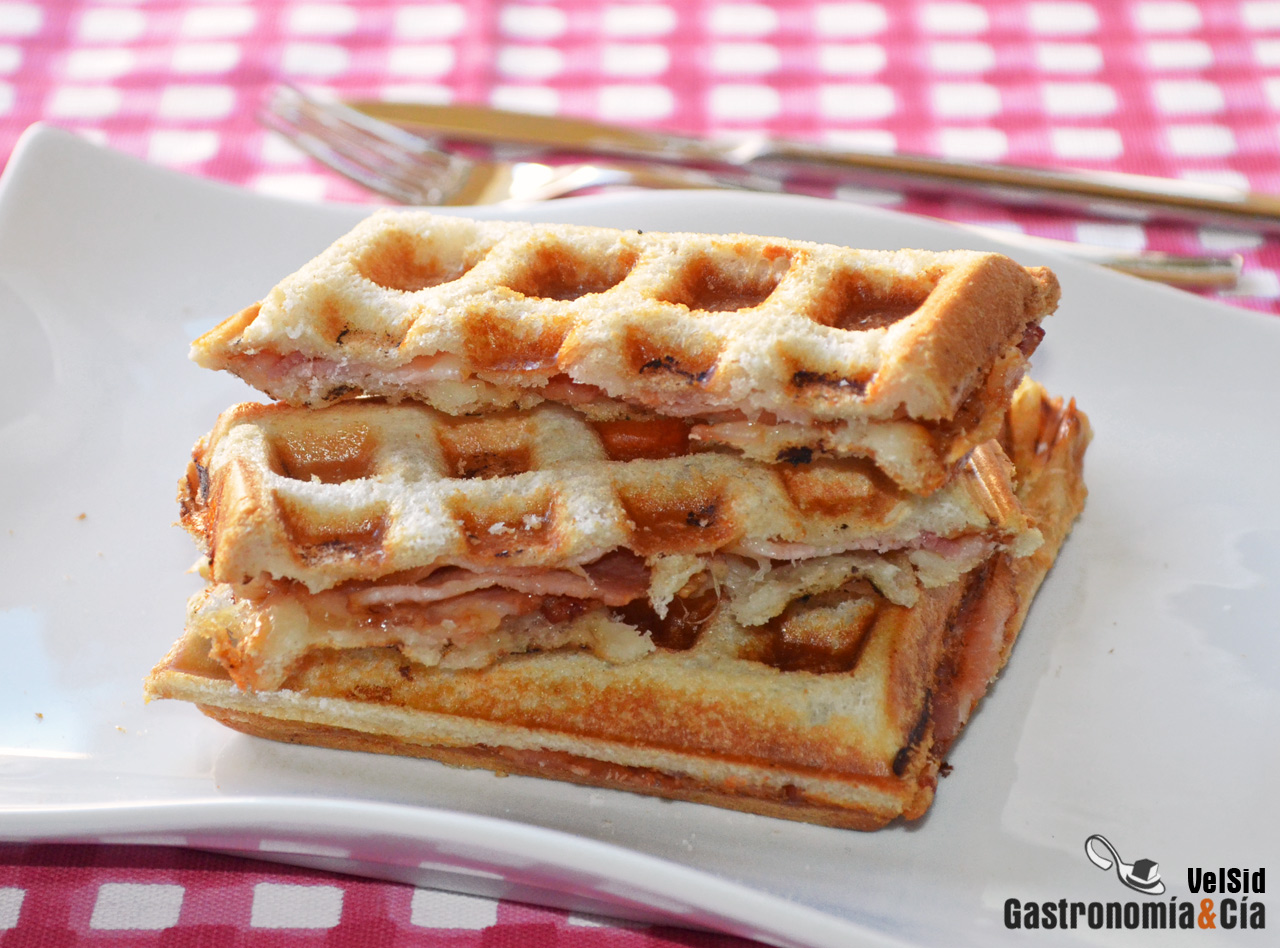 Sándwich de bacon con queso en gofrera