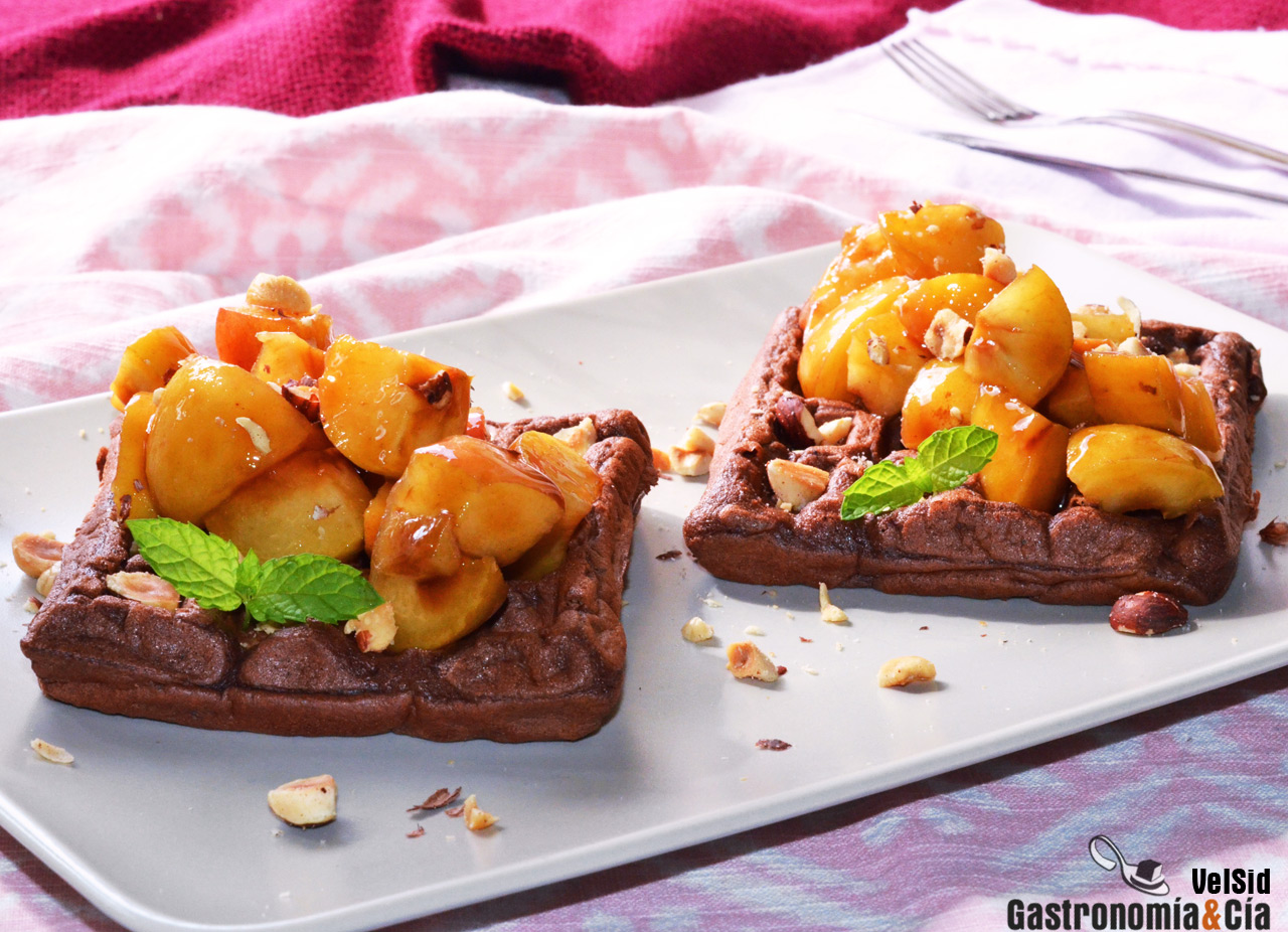 Gofres de plátano y chocolate con albaricoques