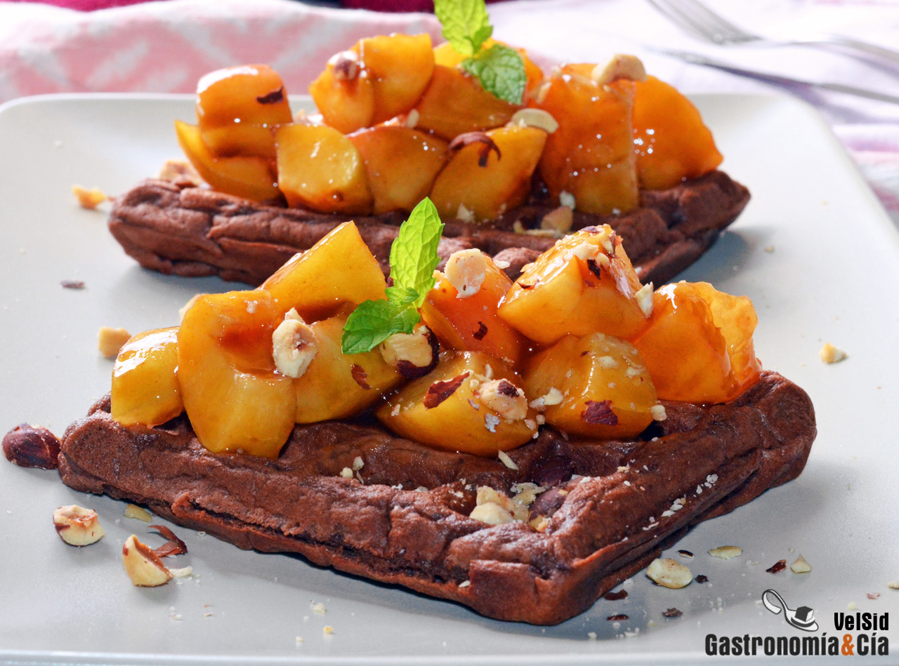 Gofres de plátano y chocolate con albaricoques