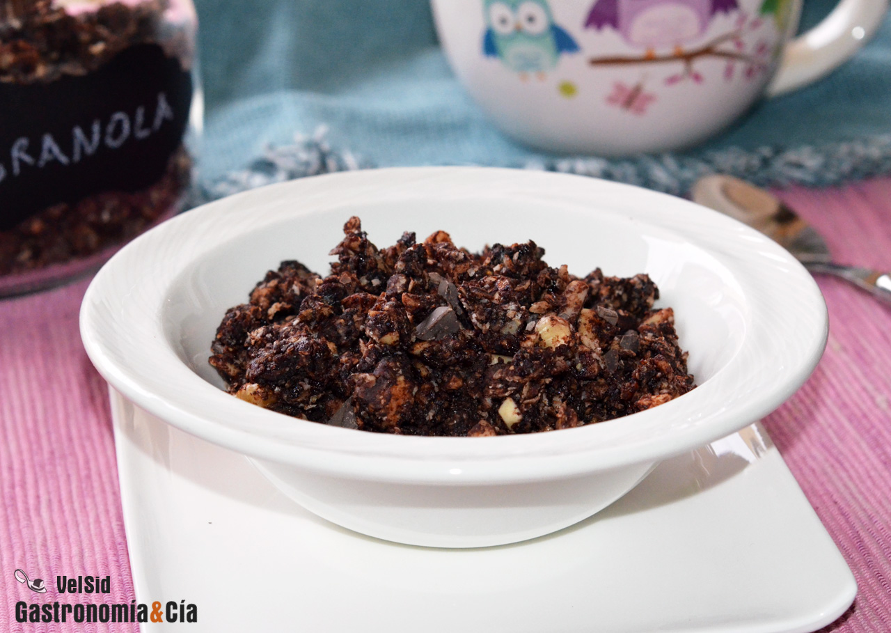 Granola de chocolate y avellanas