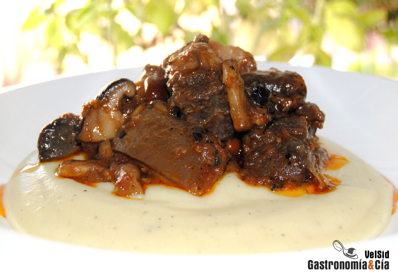 Ragú de ternera y setas al enebro con puré de patata