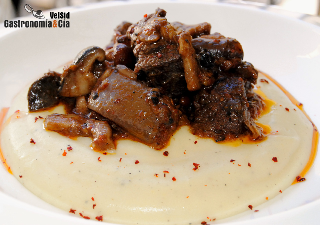 Ragú de ternera y setas al enebro con puré de patata