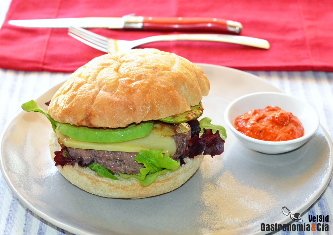Hamburguesa de ternera con queso ahumado y aguacate