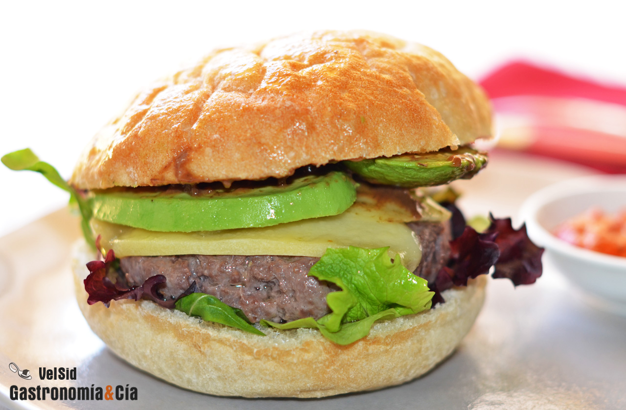 Hamburguesa de ternera con queso ahumado y aguacate