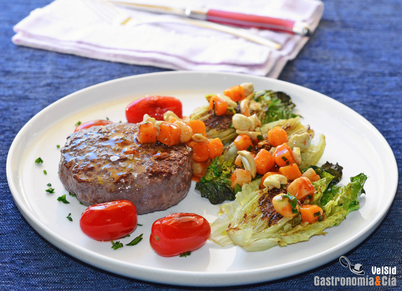 Hamburguesa al plato con cogollos a la plancha y aderez