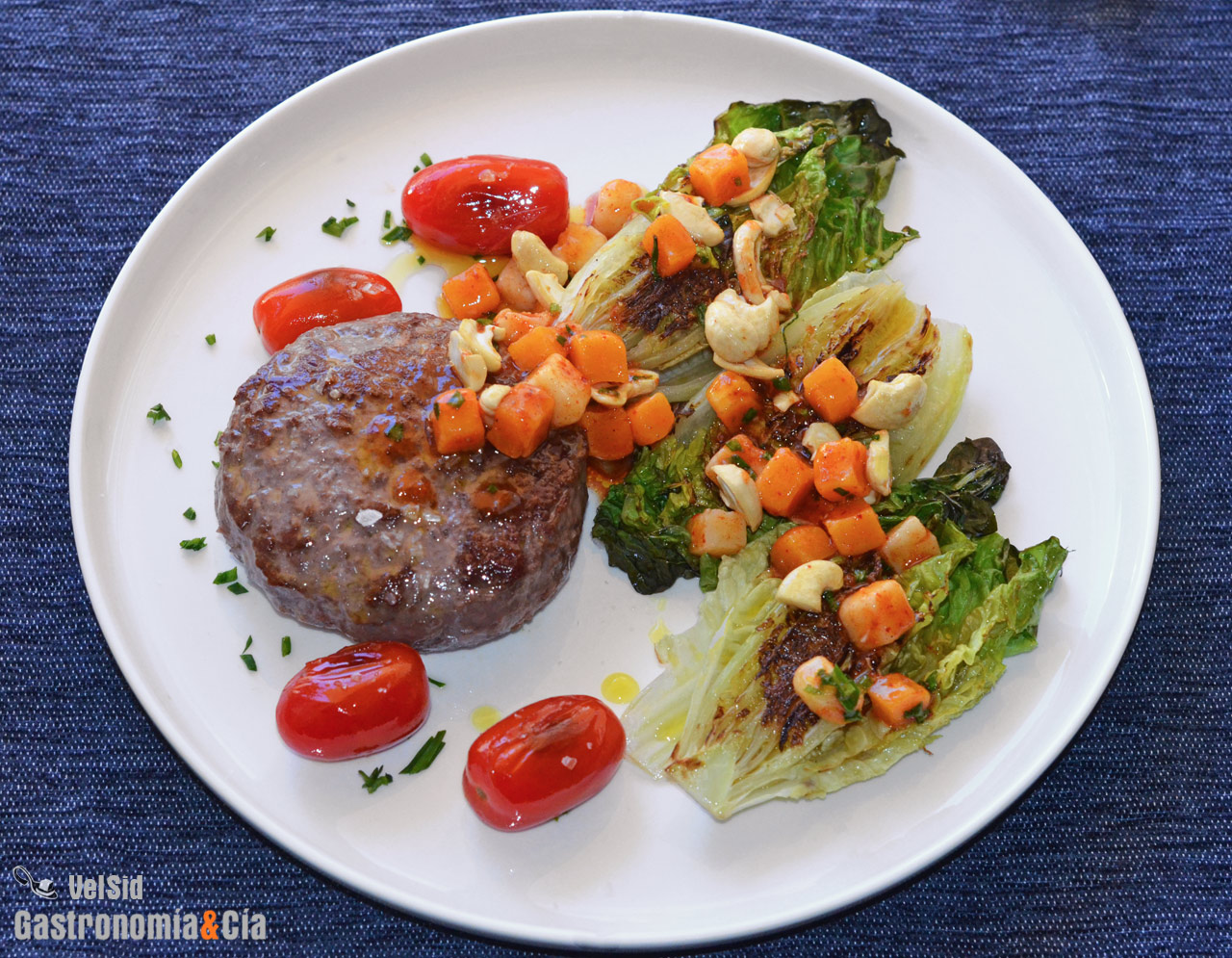 Hamburguesa al plato con cogollos a la plancha y aderez