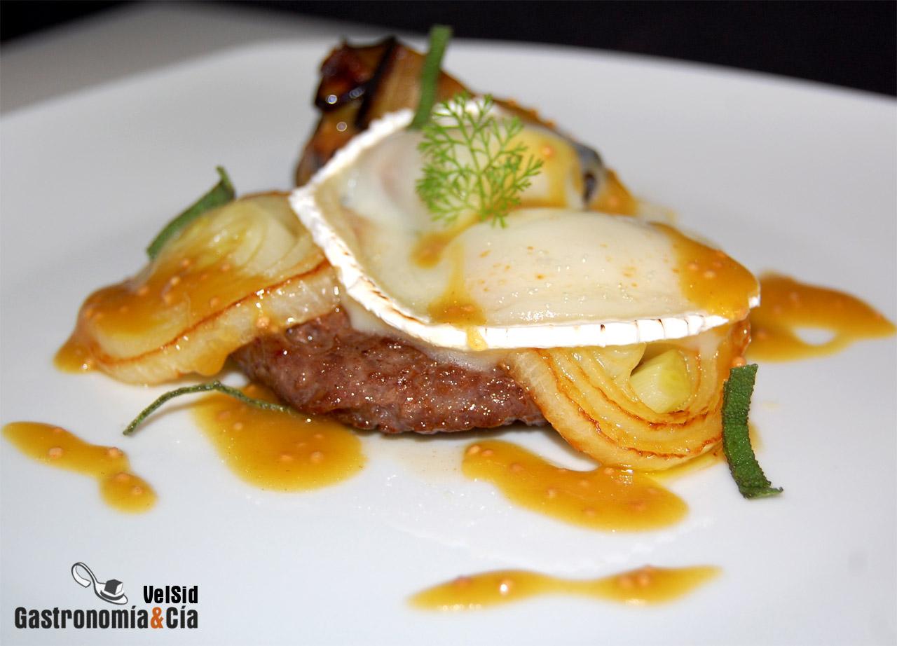 Hamburguesa con berenjena, queso y vinagreta de arce