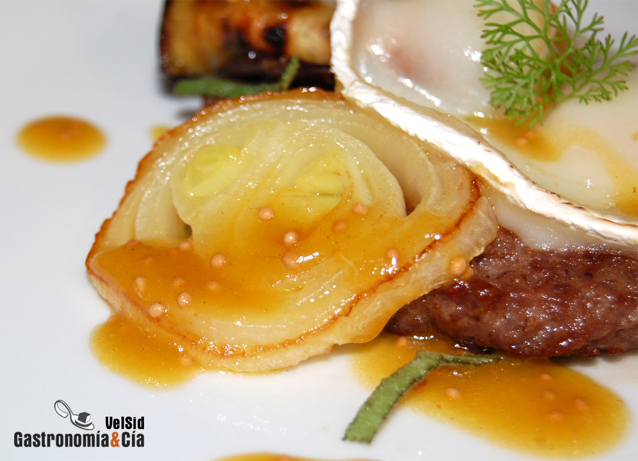 Hamburguesa con berenjena, queso y vinagreta de arce