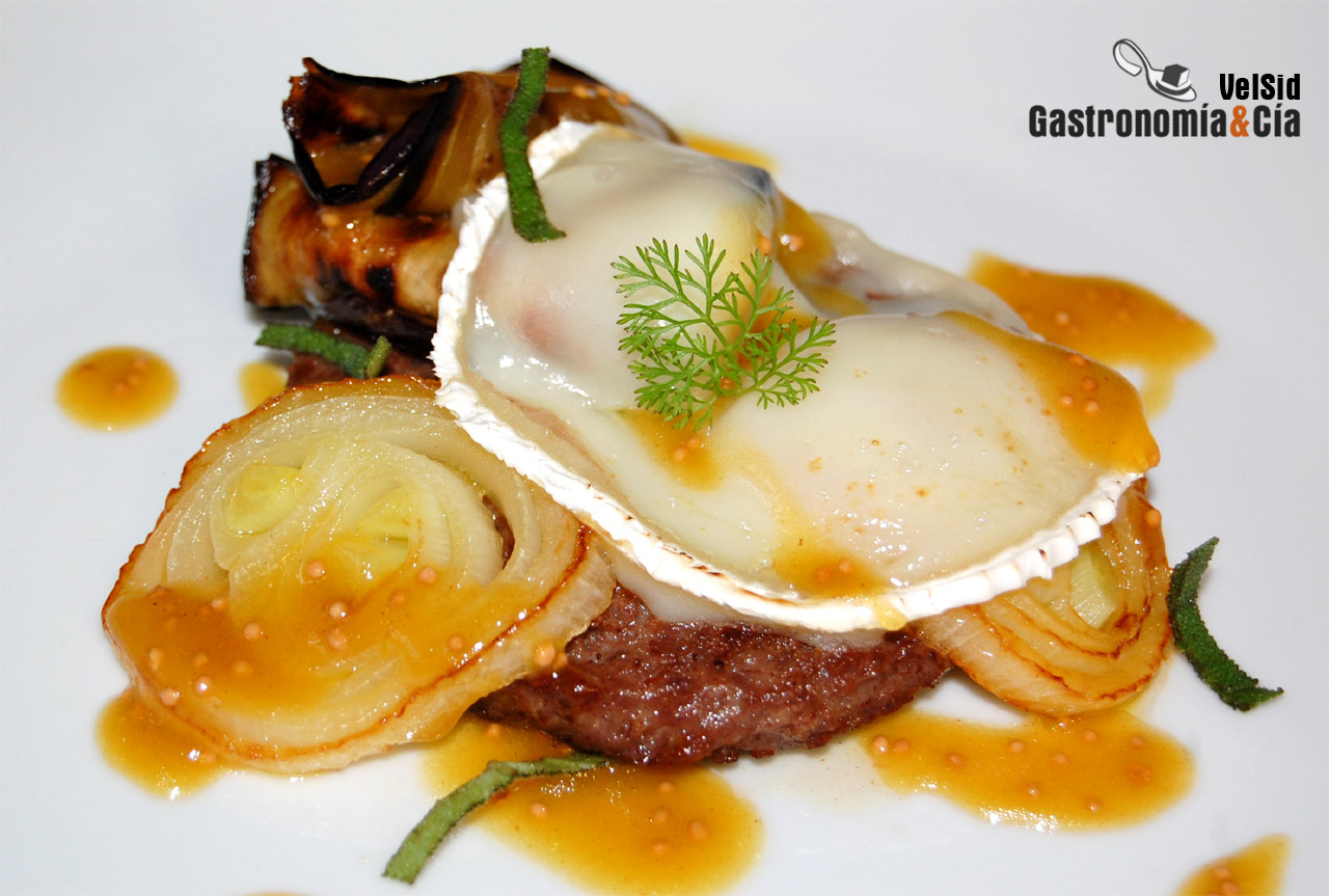 Hamburguesa con berenjena, queso y vinagreta de arce