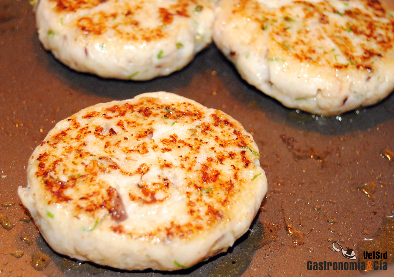 Hamburguesa de pescado con mayonesa de wasabi y ponzu
