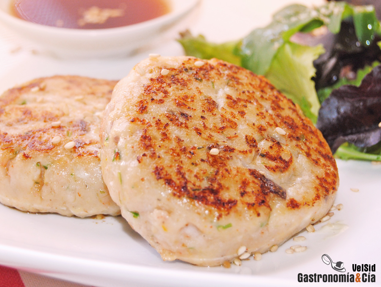 Hamburguesa de pescado con mayonesa de wasabi y ponzu