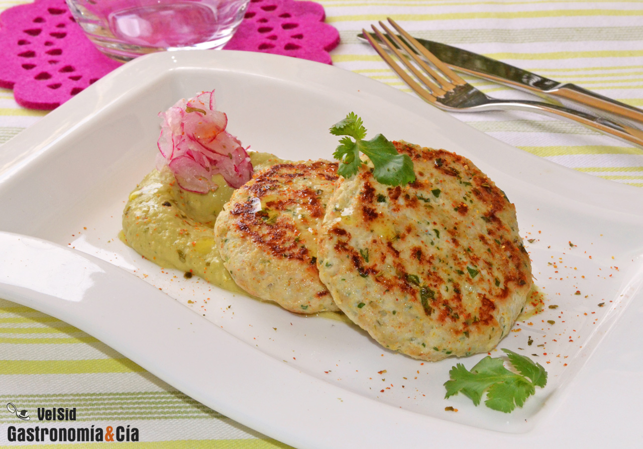 Hamburguesas de pollo con hummus de aguacate