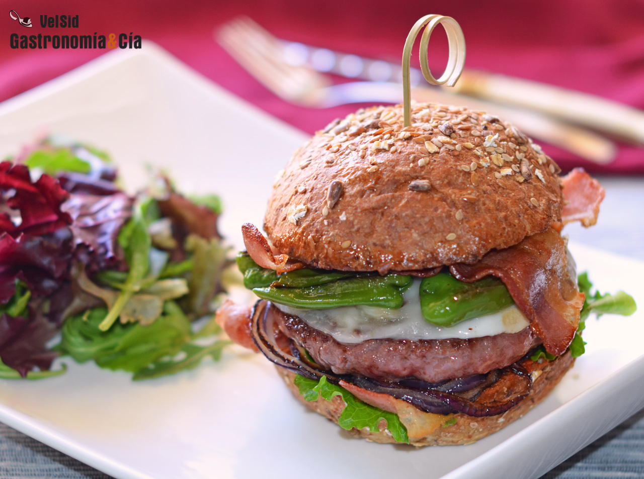 Hamburguesa de angus con queso de oveja y pimientos de 