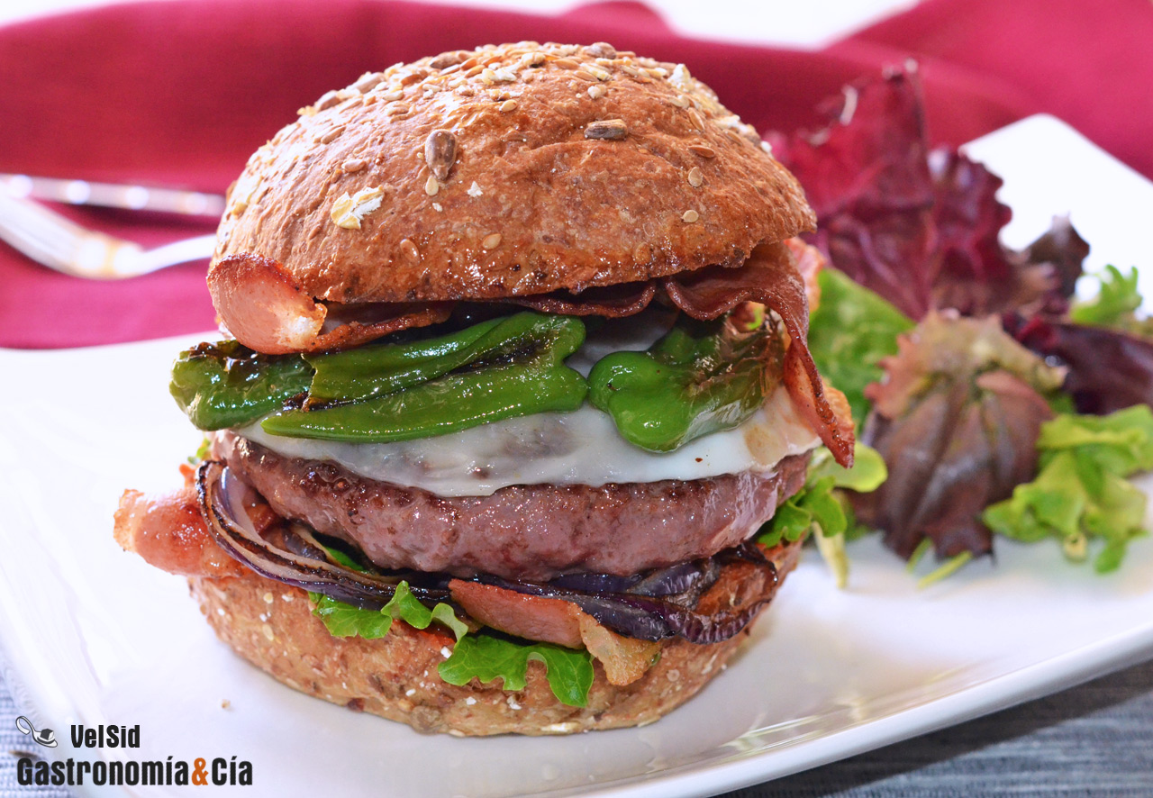 Hamburguesa de angus con queso de oveja y pimientos de 