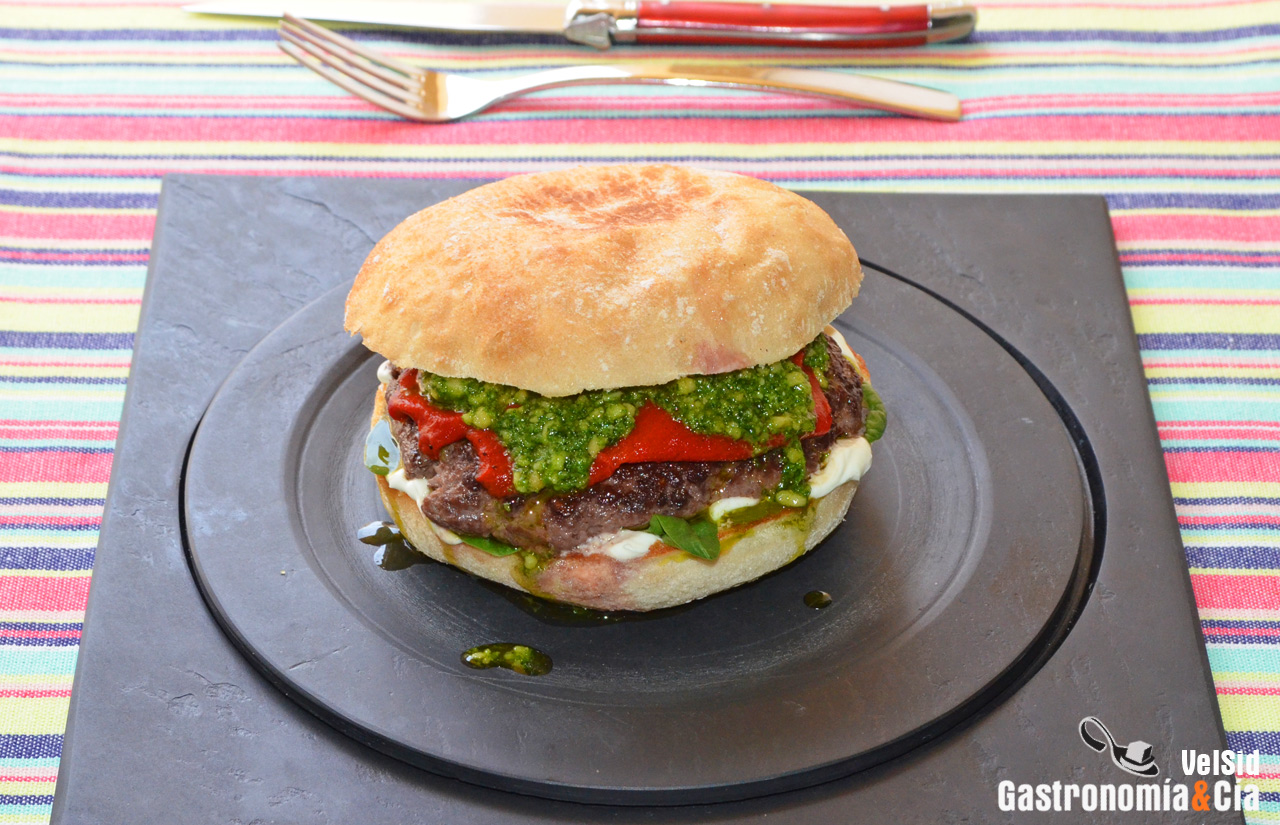 Hamburguesa de ternera con pimientos del cristal, queso