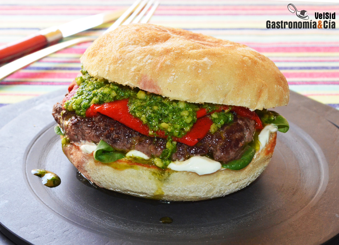 Hamburguesa de ternera con pimientos del cristal, queso