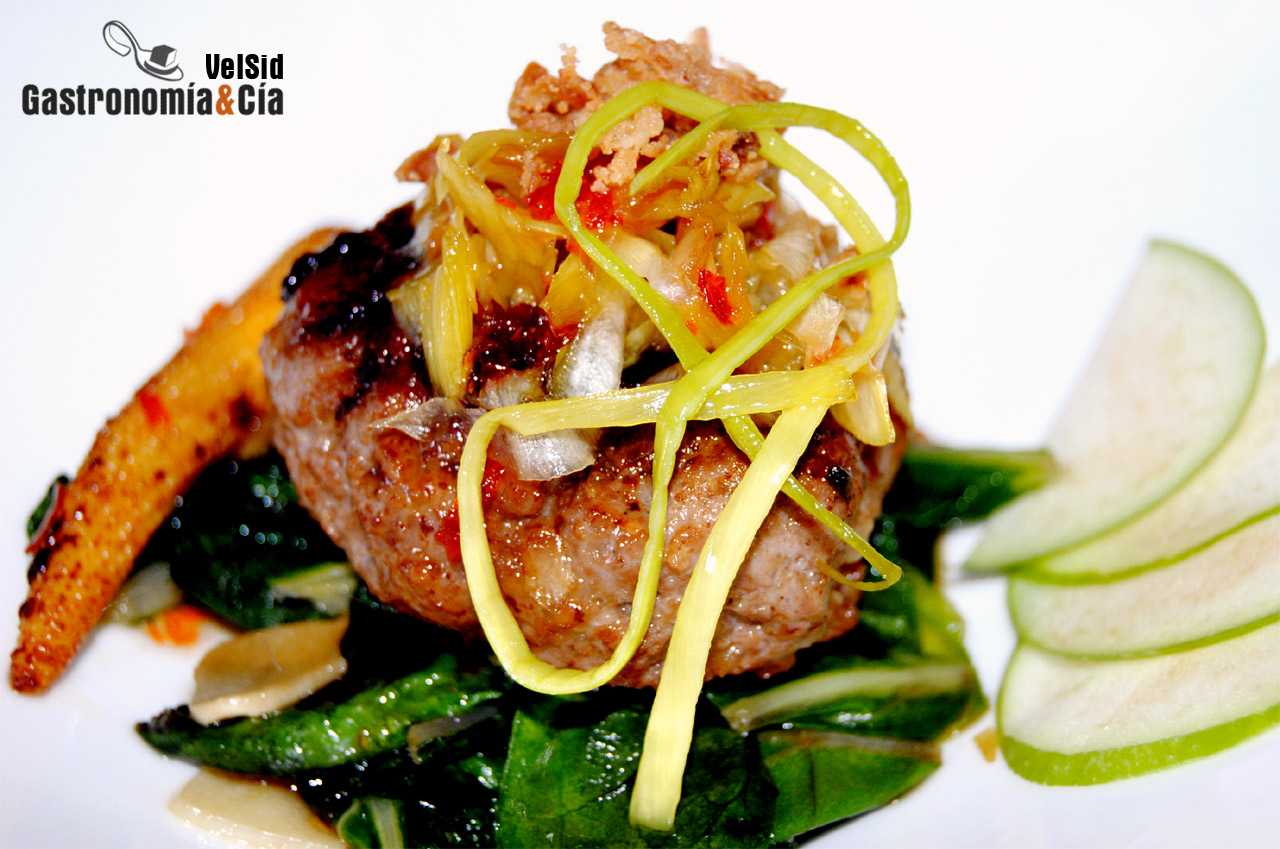 Hamburguesa con acelgas, puerro y salsa de chile dulce