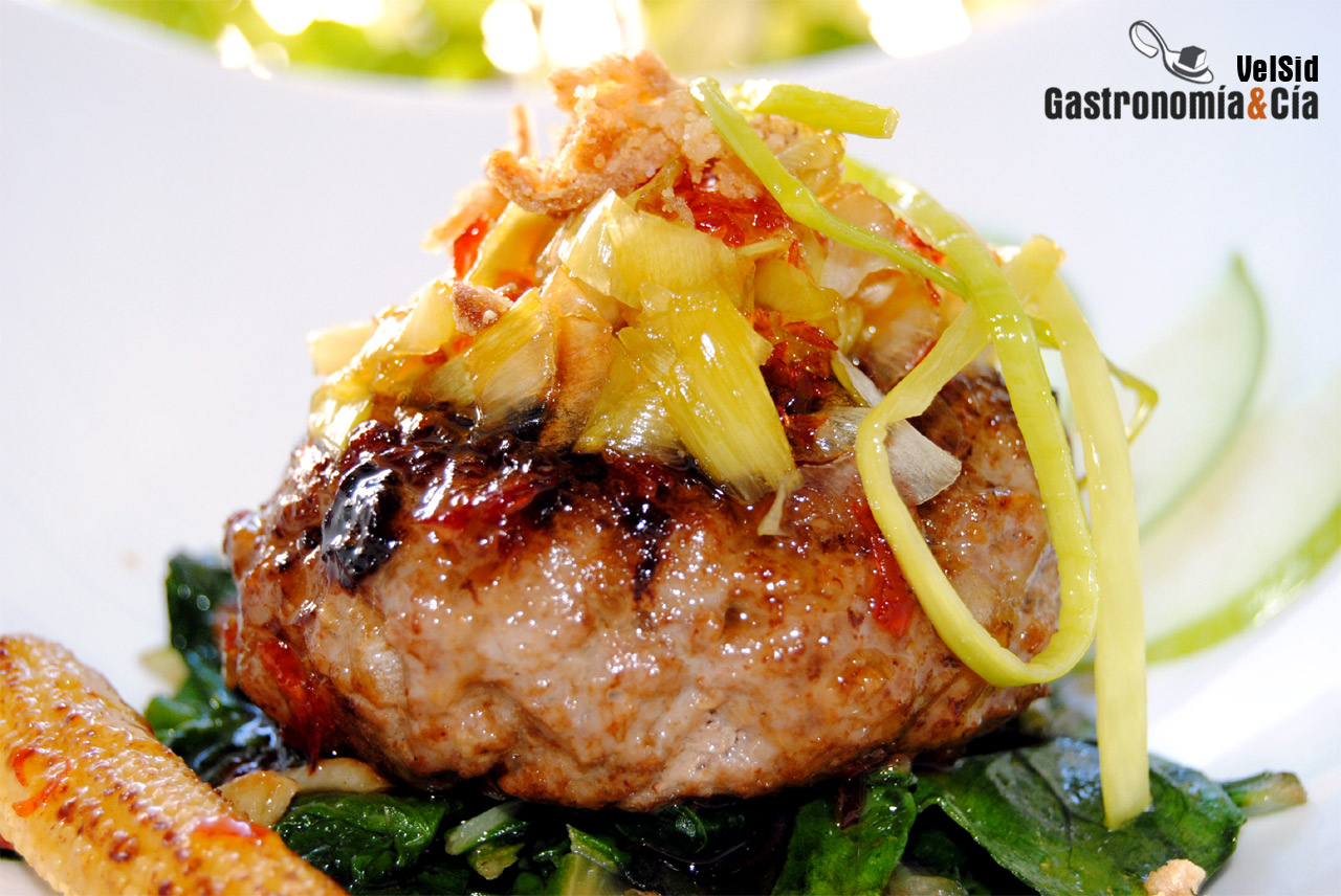 Hamburguesa con acelgas, puerro y salsa de chile dulce