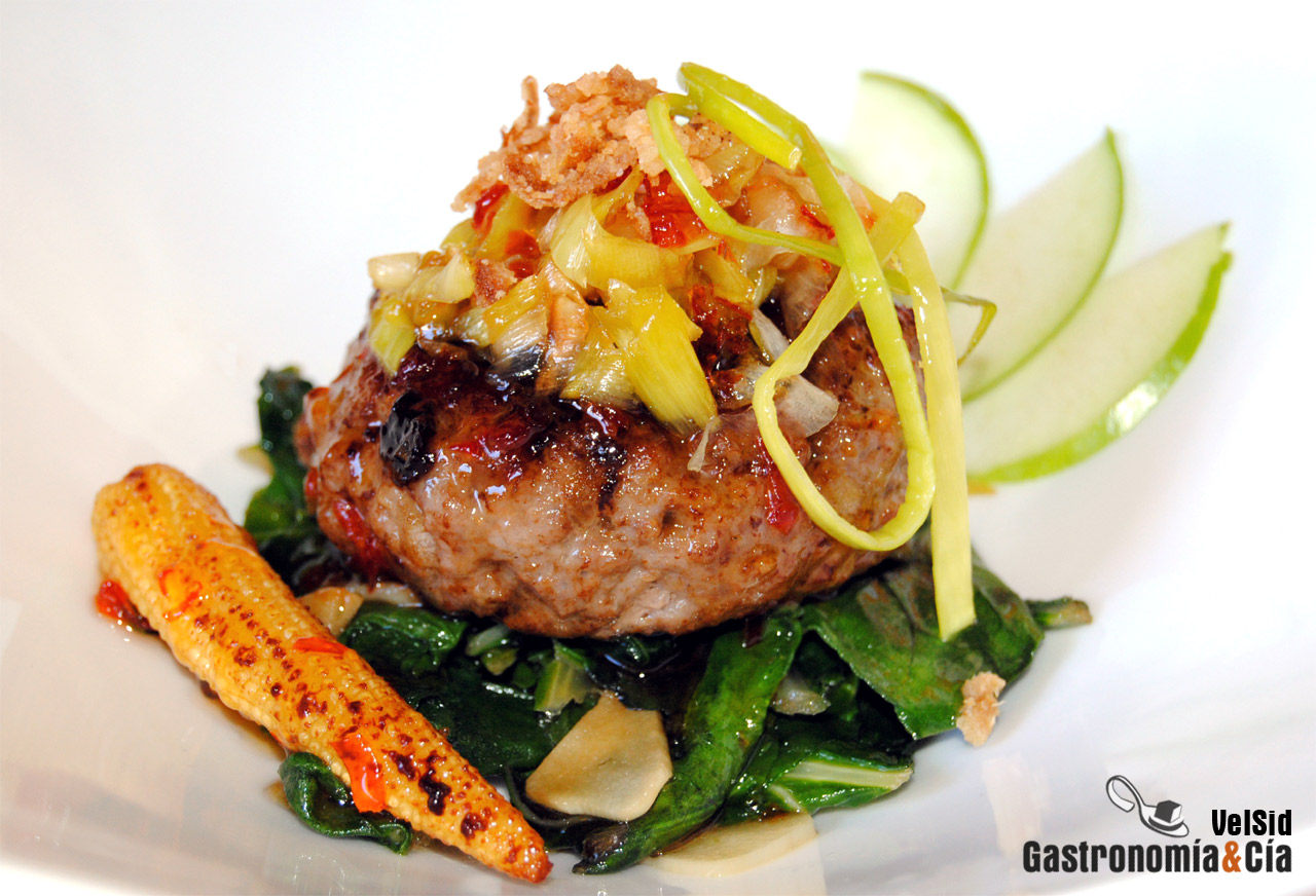 Hamburguesa con acelgas, puerro y salsa de chile dulce